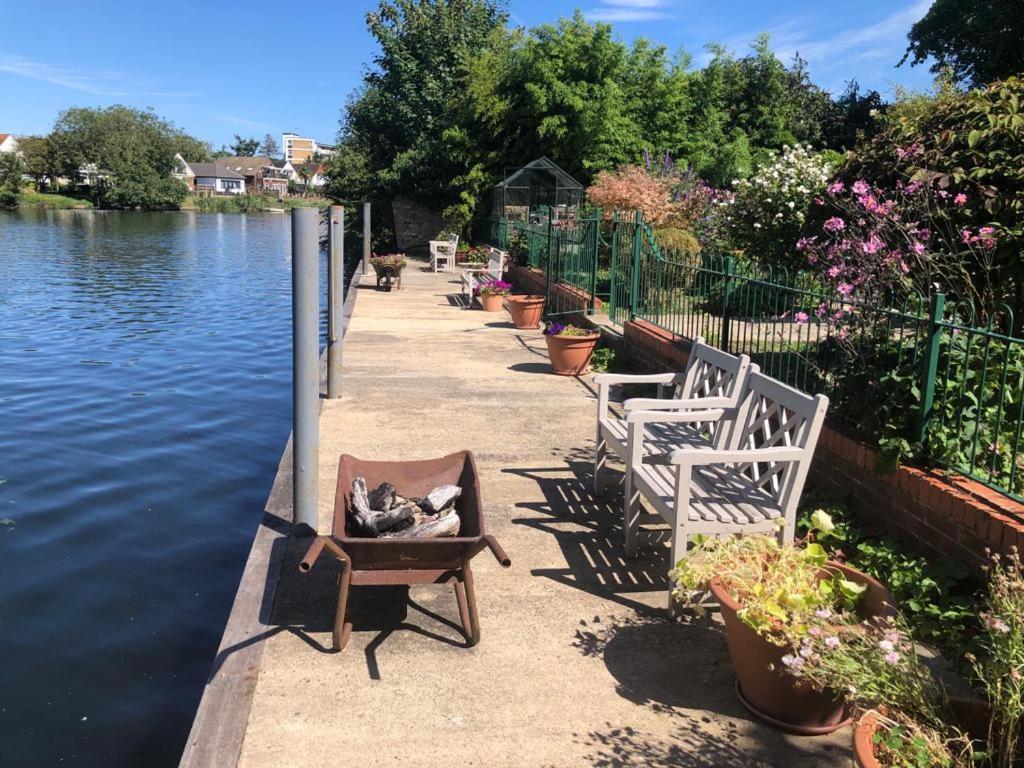 Cozy Double Bedroom In Stunning Bungalow On River Thames - Near Thorpe Park/Royal Holloway University/20Mins From Heathrow Staines-upon-Thames Exterior foto