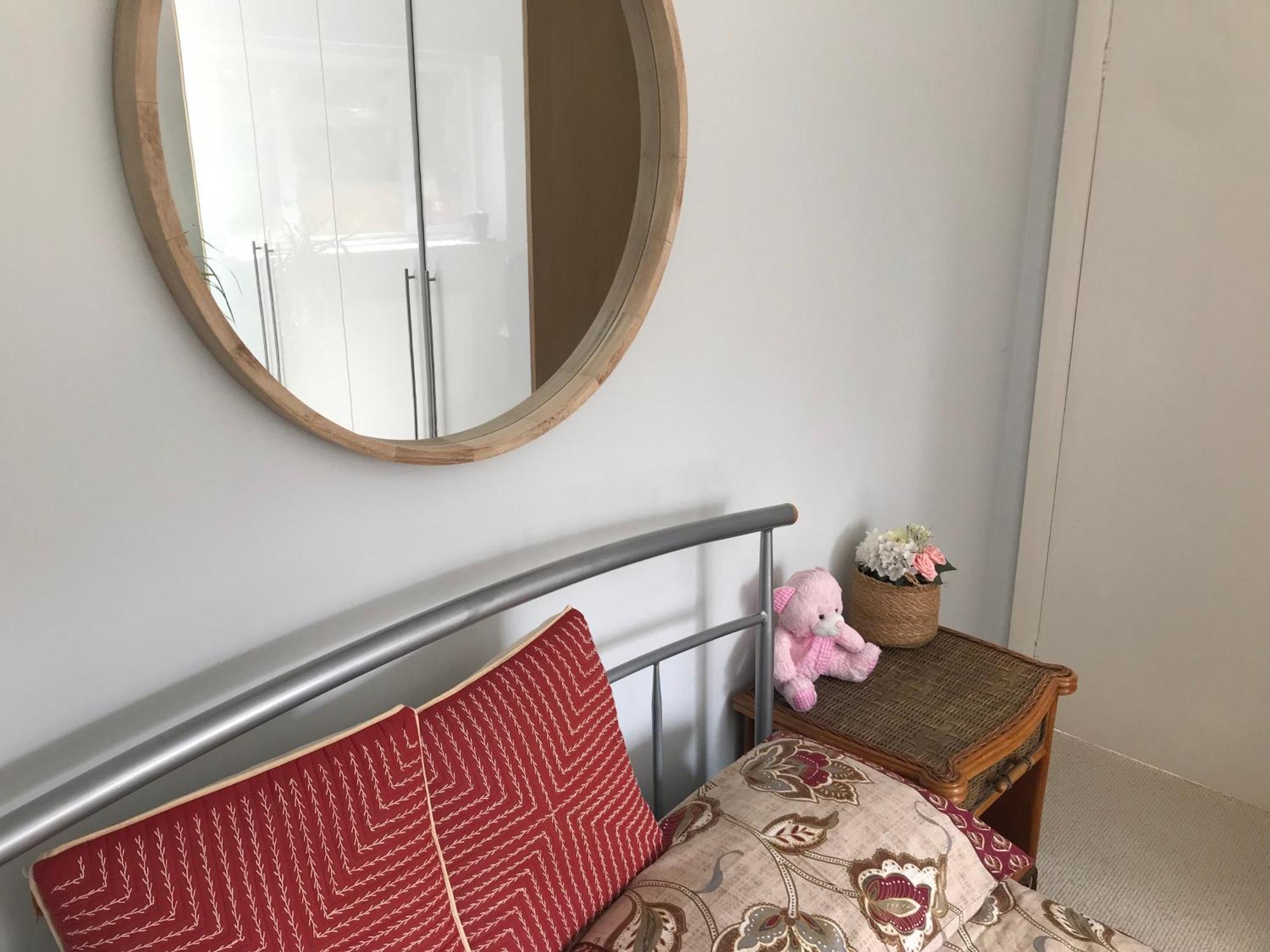 Cozy Double Bedroom In Stunning Bungalow On River Thames - Near Thorpe Park/Royal Holloway University/20Mins From Heathrow Staines-upon-Thames Exterior foto
