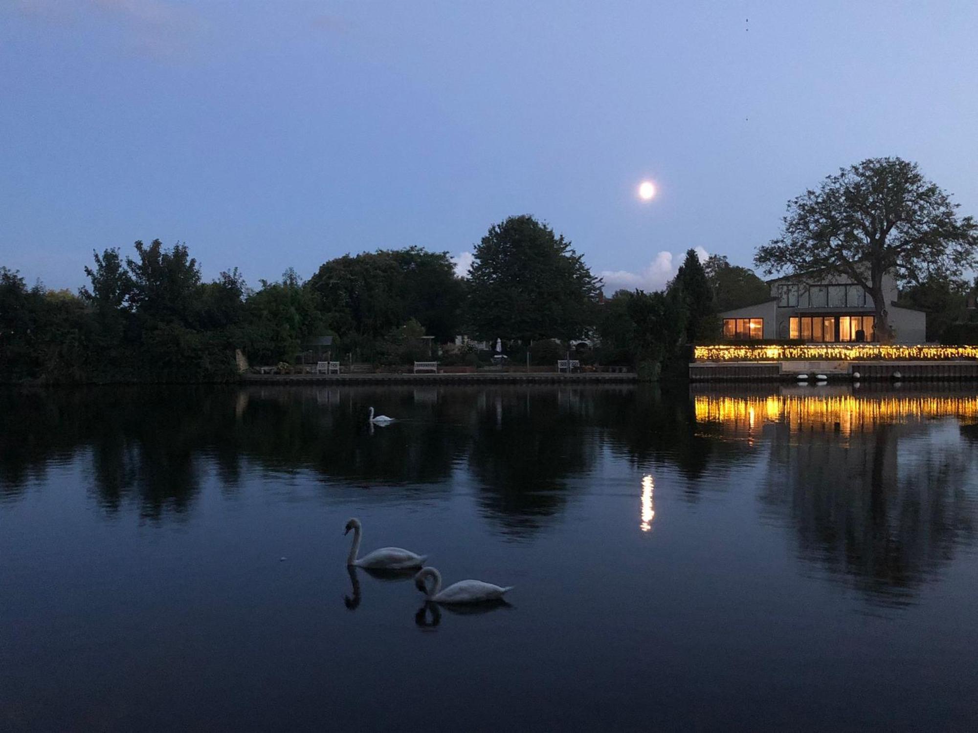 Cozy Double Bedroom In Stunning Bungalow On River Thames - Near Thorpe Park/Royal Holloway University/20Mins From Heathrow Staines-upon-Thames Exterior foto