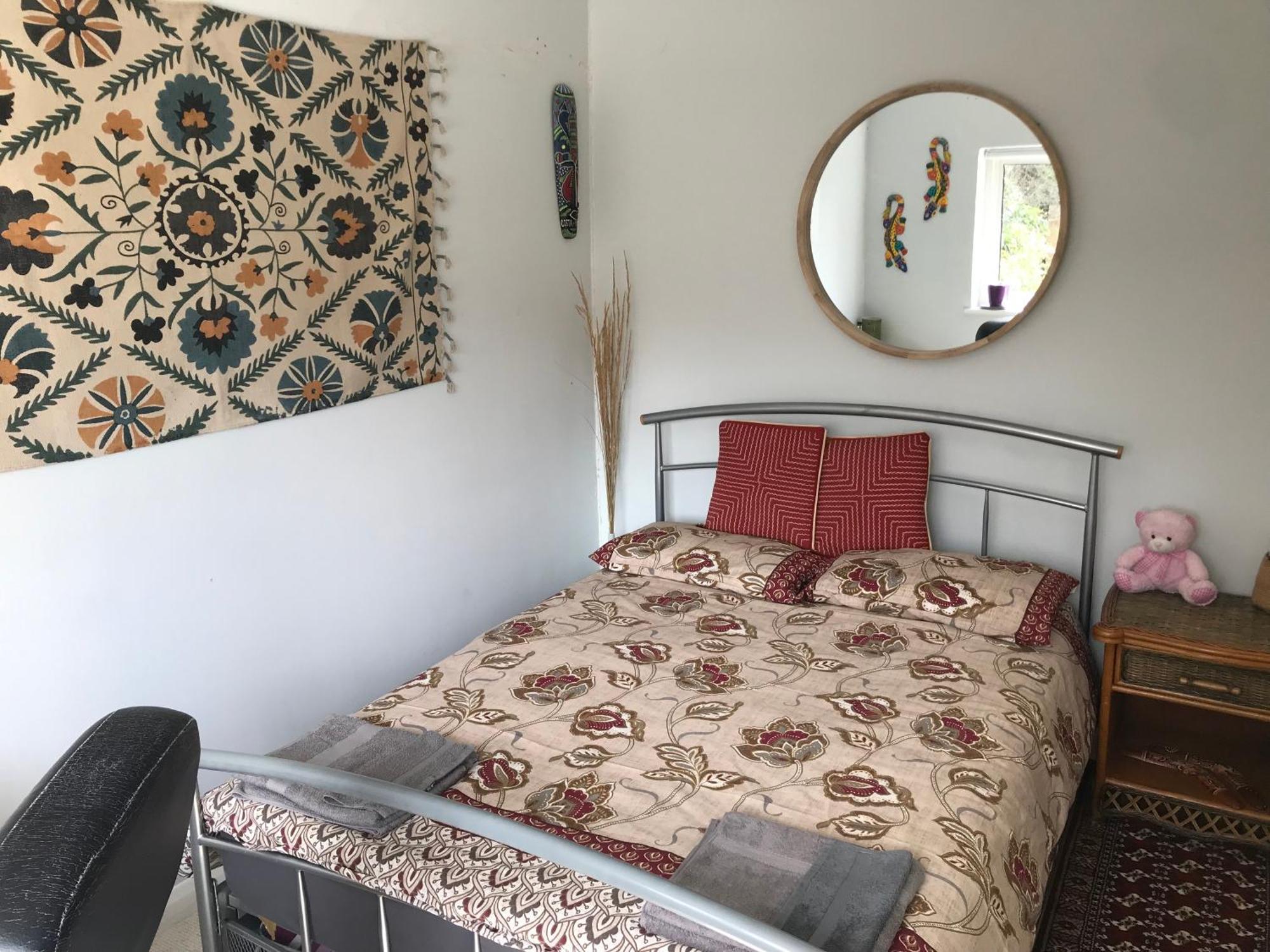 Cozy Double Bedroom In Stunning Bungalow On River Thames - Near Thorpe Park/Royal Holloway University/20Mins From Heathrow Staines-upon-Thames Exterior foto