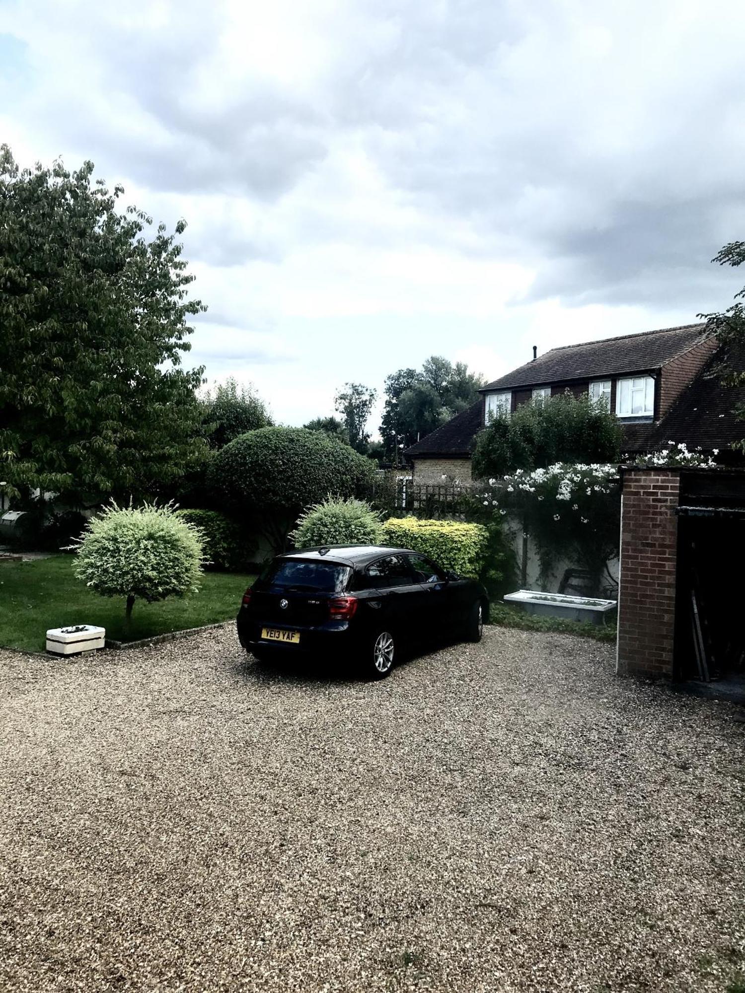 Cozy Double Bedroom In Stunning Bungalow On River Thames - Near Thorpe Park/Royal Holloway University/20Mins From Heathrow Staines-upon-Thames Exterior foto
