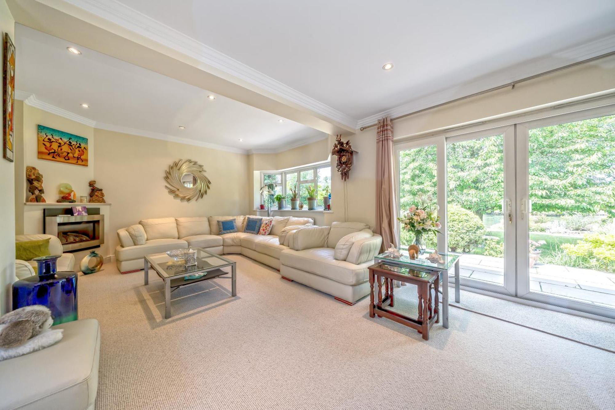 Cozy Double Bedroom In Stunning Bungalow On River Thames - Near Thorpe Park/Royal Holloway University/20Mins From Heathrow Staines-upon-Thames Exterior foto